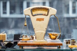 Vecchia bilancia a due piatti, simbolo della ricerca di un nuovo equilibrio interiore.